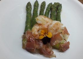 Spargel mit gebratenen Garnelen und Speck