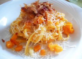 Herbstliche Linguine mit Kürbis und Speck