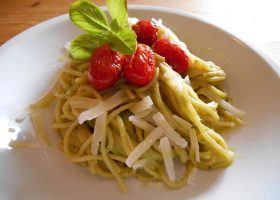 Spaghetti mit Avocado und Basilikum
