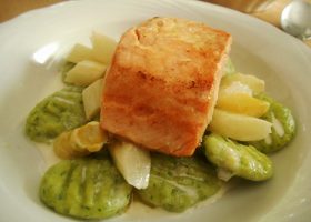 Bärlauchgnocchi mit weißem Spargel und Lachs