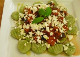 Basilikumgnocchi mit Melanzanesugo und Fetakäse