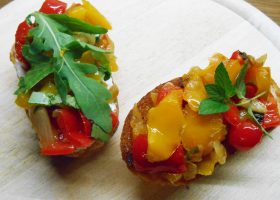 Bruschetta mit Paprika, Frischkäse und Rucola