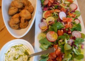 Gebackene Champignons mit Sauerrahm-Kräuterdip