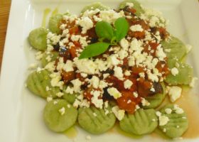 Basilikumgnocchi mit Aubergine und Fetakäse