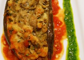Gefüllte Aubergine auf Tomatensauce
