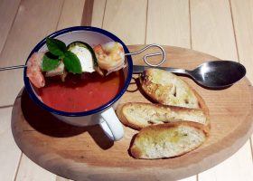 Kalte Tomatensuppe mit gebratenen Garnelen, Zucchini und Mozzarella