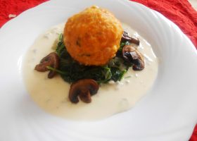 Kürbisknödel auf Spinat und Gorgonzolasauce