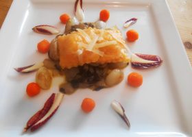 Kürbisravioli mit Ziegenfrischkäse, Radicchio und Perlzwiebeln