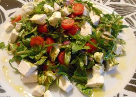 Löwenzahnsalat mit Datterini und Ziegenfrischkäse