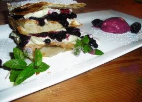 Brombeerhalbgefrorenes