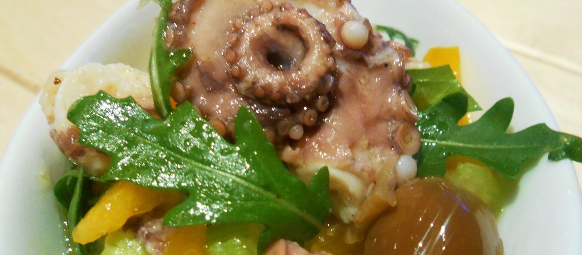 Oktopussalat mit Peperoni, Rucola und Oliven | Coolkochen by Daniela