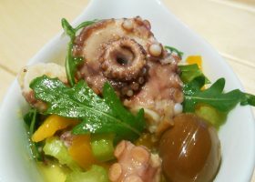 Oktopussalat mit Peperoni, Rucola und Oliven