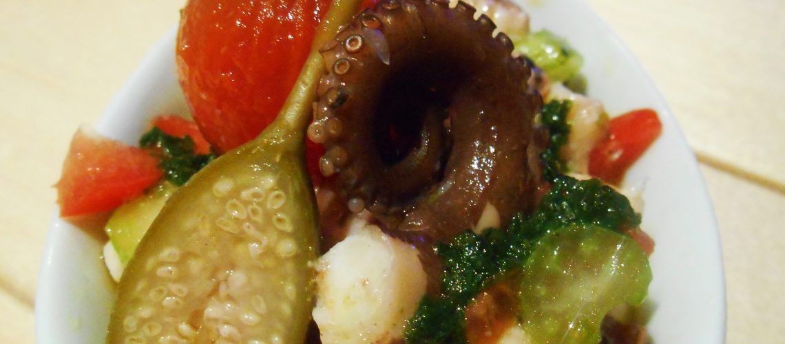 Oktopussalat mit Tomate, Kapern und Basilikum | Coolkochen by Daniela