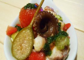 Oktopussalat mit Tomate, Kapern und Basilikum