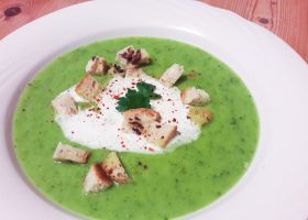 Petersilienwurzelsuppe mit einem Hauch Peperoncino
