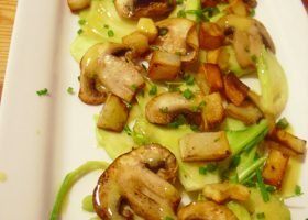 Puntarellesalat mit gebratenen Champignons