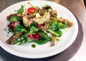 Quinoasalat mit gebratener Artischocke