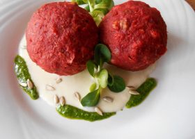 Rote-Beete-Knödel auf Meerettichcreme und Feldsalatpesto