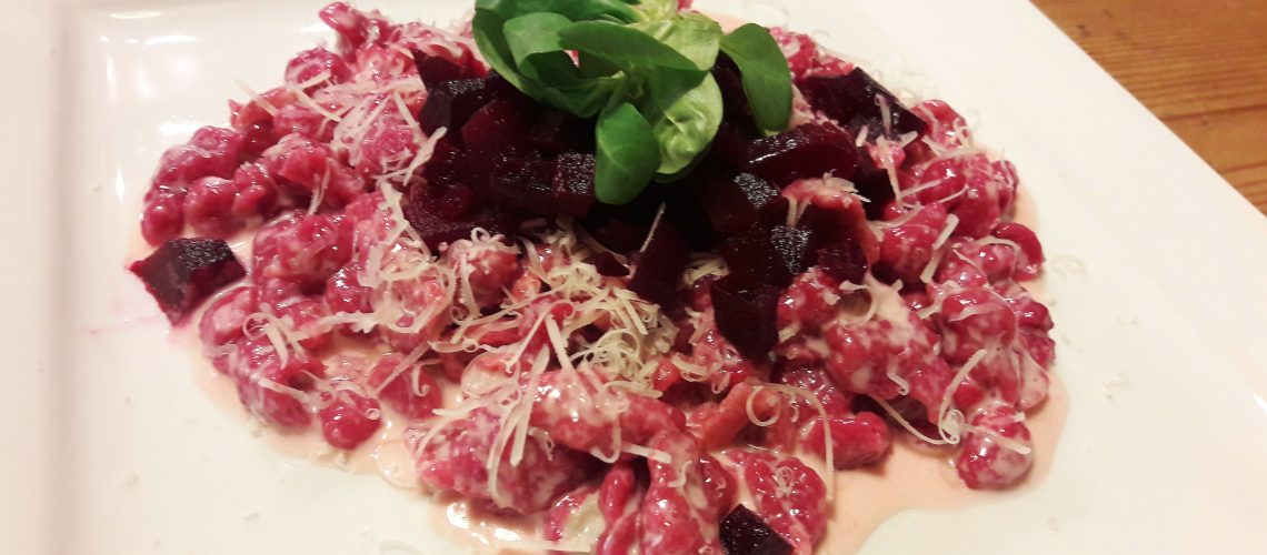 Rote Beete Spätzle mit Gorgonzolasauce | Coolkochen by Daniela