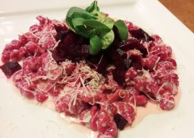 Rote Beete Spätzle mit Gorgonzolasauce