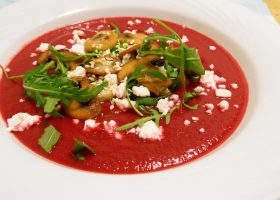Rote-Beete-Suppe mit Rucola, Feta und Champignons