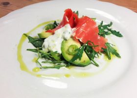 Rucola mit Avocado und geräuchertem Wildlachs