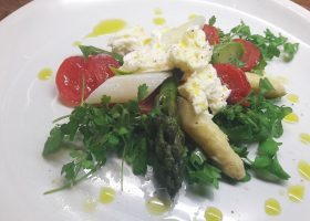 Spargelsalat mit Kresse und Mozzarella