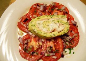 Zucchiniroulade mit Tomatensalat