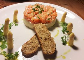 Lachstartar auf Spargelmousse