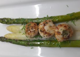 Spargel mit gebratener Jakobsmuschel