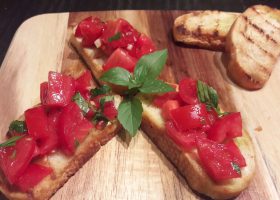 Bruschetta mit Tomate und Basilikum