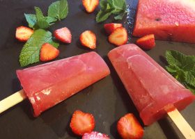 Erdbeer-Wassermelonen-Eis am Stiel