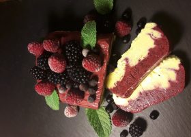 Vanille-Beeren-Halbgefrorenes