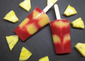 Erbeer-Ananas-Eis am Stiel