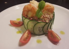 Quinoasalat mit gebratenen Garnelen