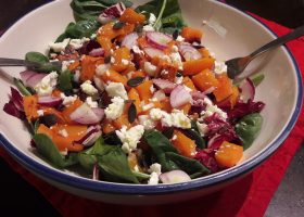 Herbstlicher Salat mit Kürbis und Spinat
