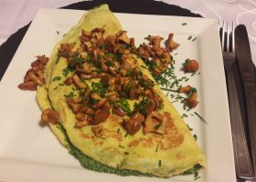 Spinatpalatschinken mit Pfifferlingen
