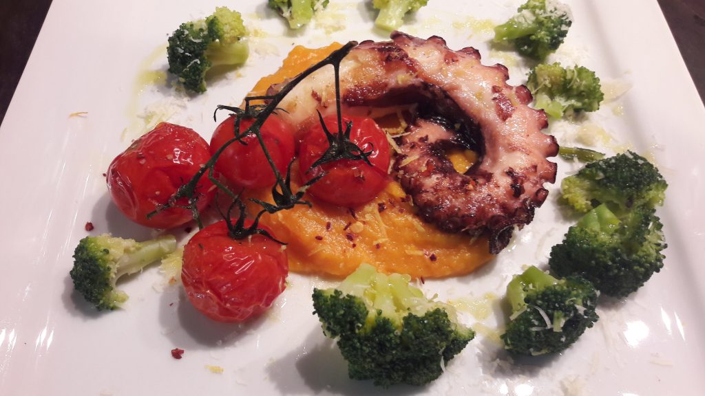 Gebratener Oktopus auf Kürbispüree mit geschmorter Tomate und ein Hauch ...