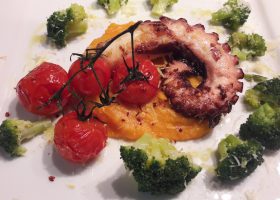 Gebratener Oktopus auf Kürbispüree mit geschmorter Tomate und ein Hauch Peperoncino