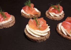 Lachsbrötchen mit Meerrettichcreme