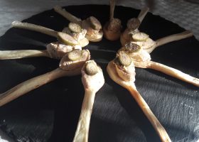 Blätterteiglöffel mit Thunfischaufstrich