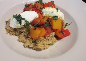 Quinoa mit Peperonata und Ziegenfrischkäse