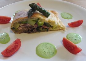 Spargelstrudel mit Bärlauchschaum