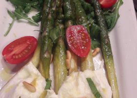Grüner Spargel mit Mozzarella