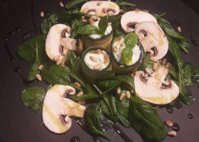 Zucchini mit Basilikumfrischkäse und Spinatsalat